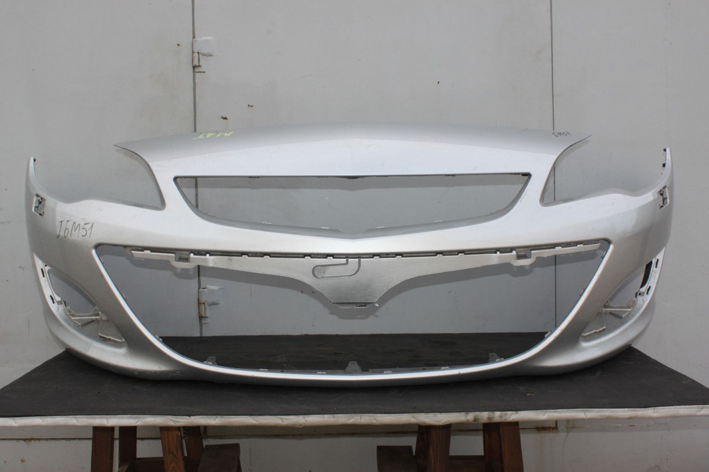 1400838 бампер передний opel astra j под омыватели аналоги