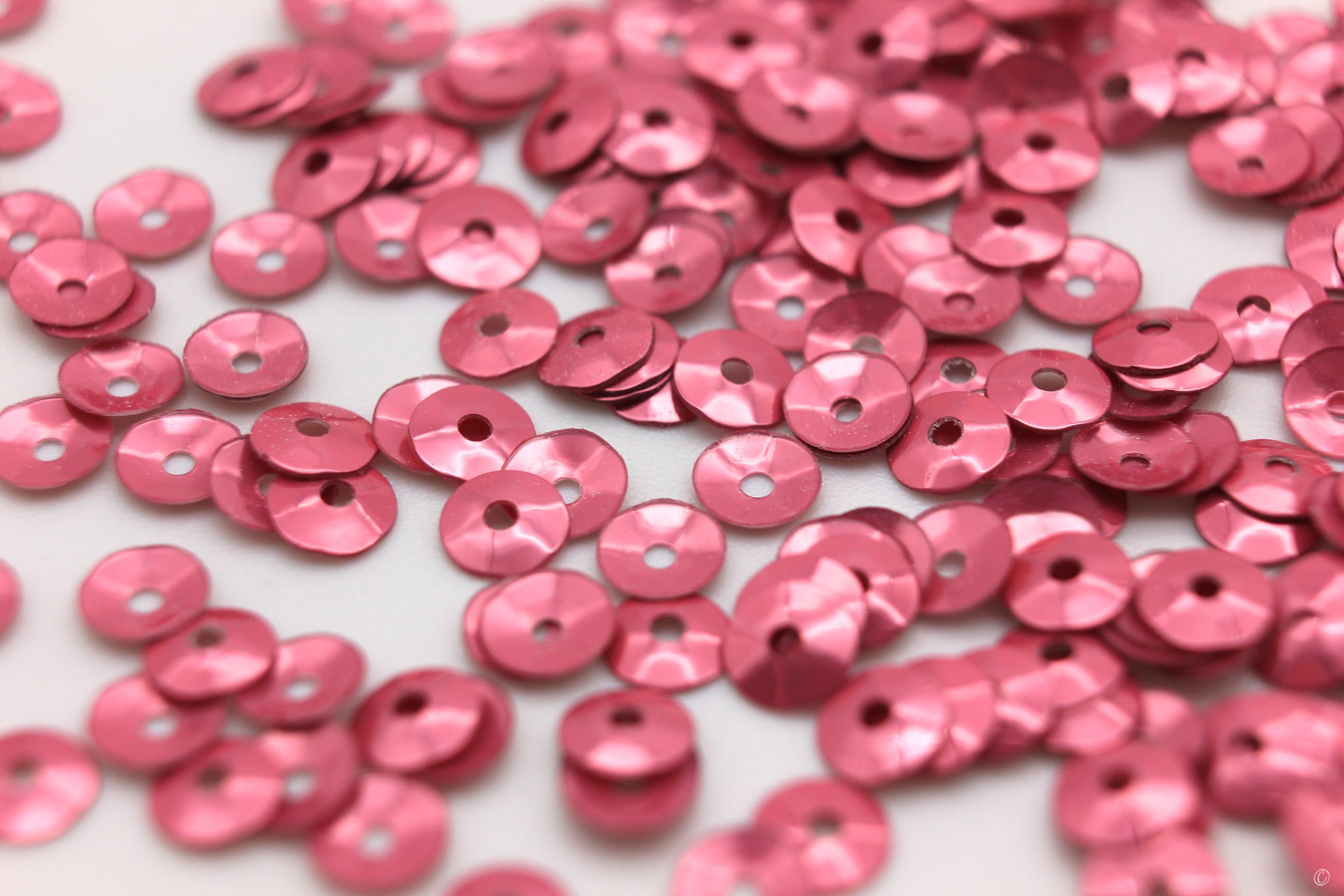 Пайетки 6мм молочный (3гр. Пайетки фон. Пайетки плоские 4 мм. Пайетки 4мм плоские rosso (#466w). Пайетки andrea bilics серебряные.