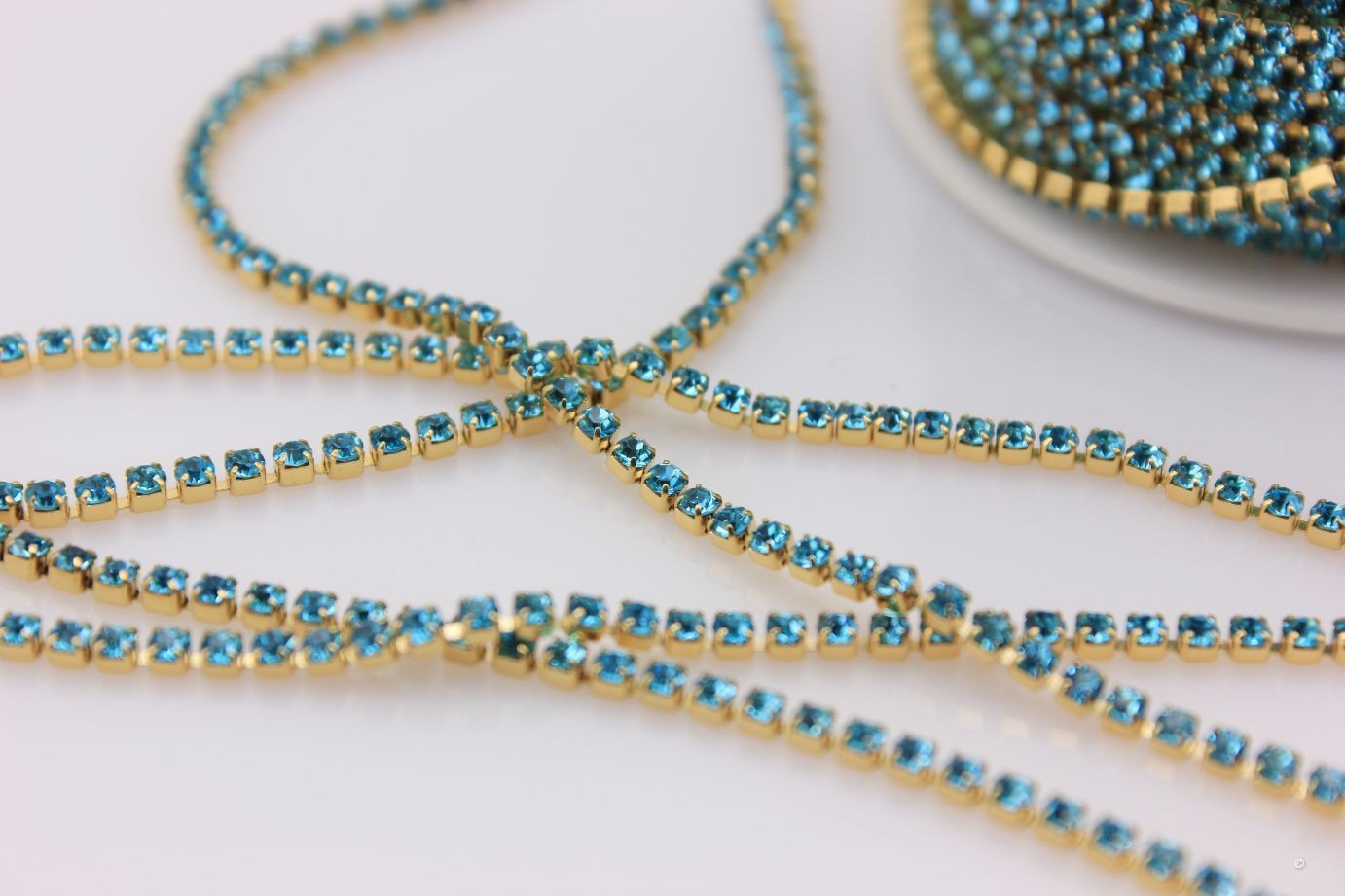 Купить Стразовая цепь, камень Aquamarine, цвет оправы золотистый ...